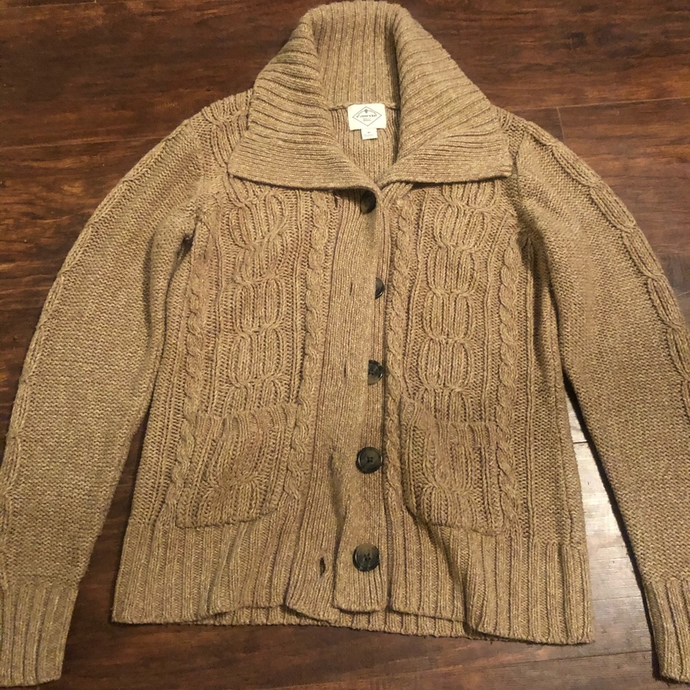 Women’s cardigan.
